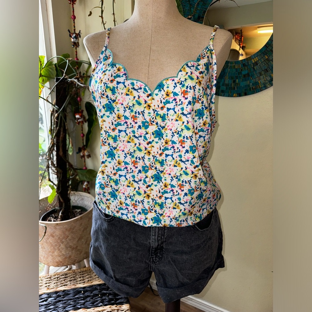 Scalloped lightweight floral tank top